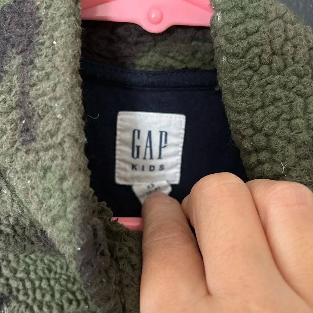 Baby gap Camo sherpa‎ sweatshirt. Size xS 4T